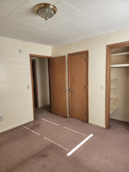 bedroom - 220 W Frank St