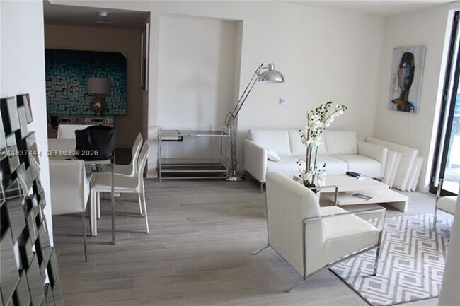 Building Photo - 999 SW 1st Ave