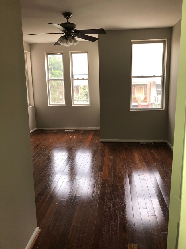 Building Photo - Gorgeous 3 Bedroom , 2 Level Townhome- Hardwood floors, Newly Renovated