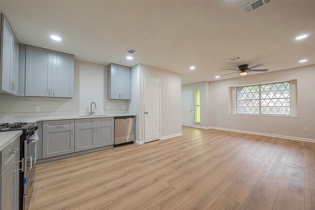 Building Photo - 6919 Maczali Dr