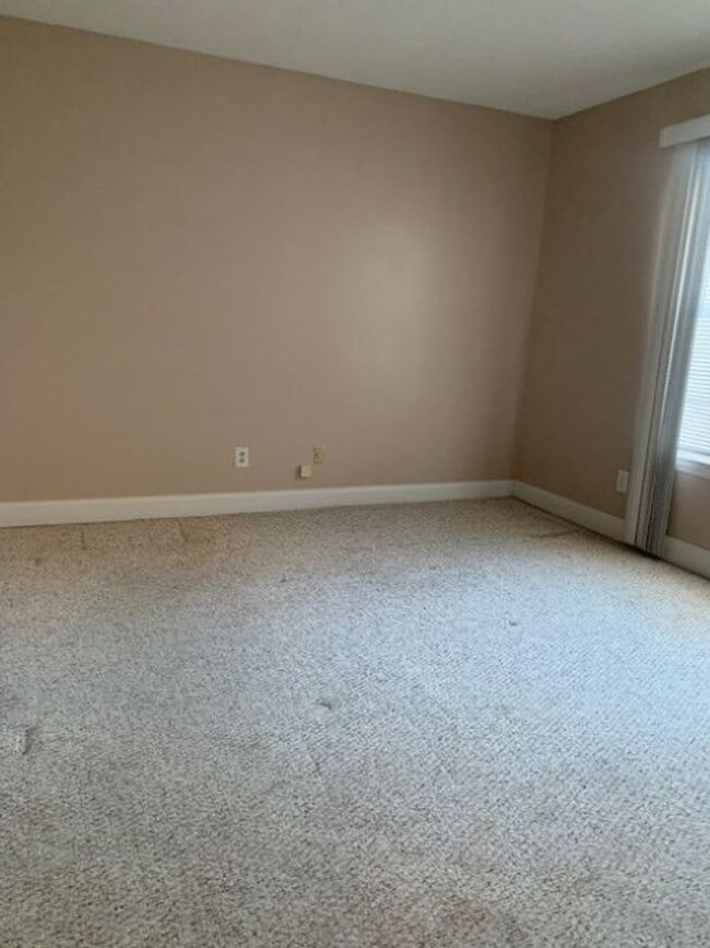 Building Photo - 2 bedroom 2 bath unit- Close to tanglewood!