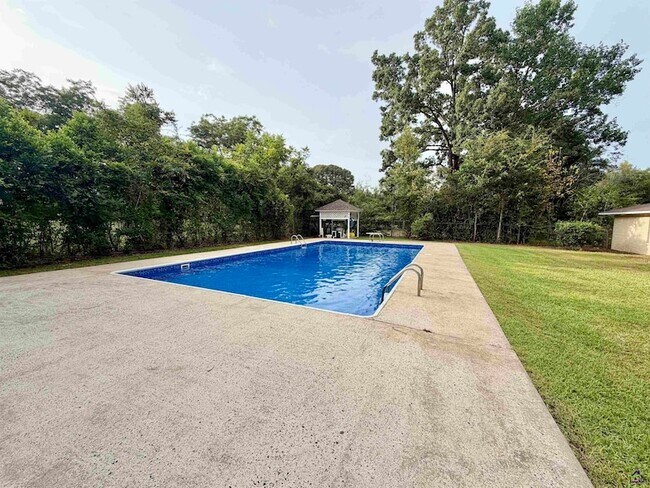 Building Photo - 533 Lake Joy Rd