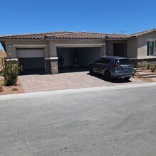 Building Photo - Flexible Living Meets Modern Luxury in Gated Avery Pointe!
