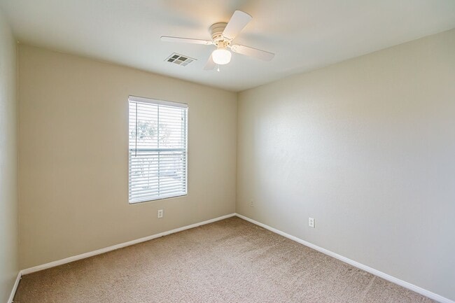 Building Photo - 4 Bedroom home located in Silverado Ranch