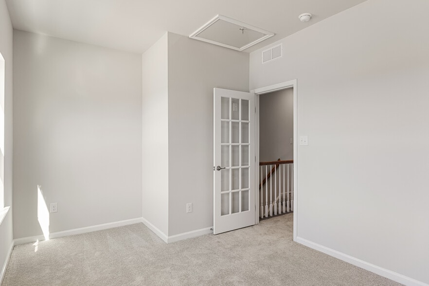 Building Photo - 10 Sidney Ln