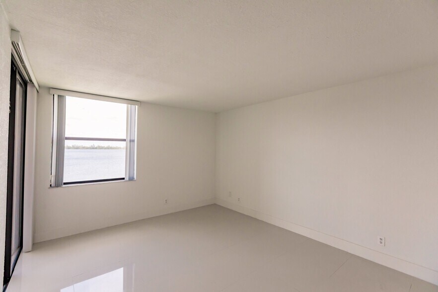 Building Photo - 112 Lake Emerald Dr