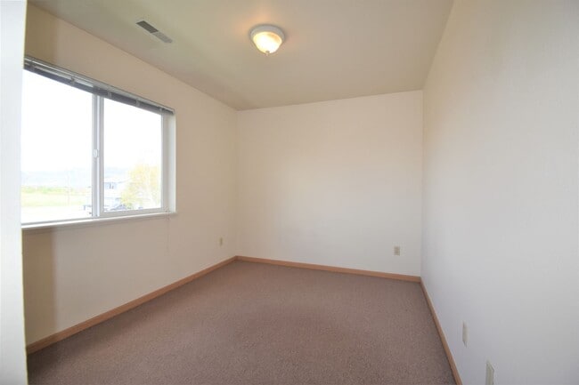 Building Photo - Centrally Located 3b 1.5ba Townhouse with attached Garage and Patio!