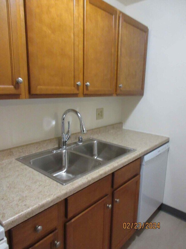 Building Photo - Spacious 2 bedroom + den in Germantown!