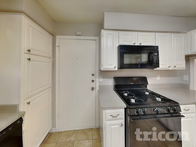 Building Photo - 2124 Glenn Ln