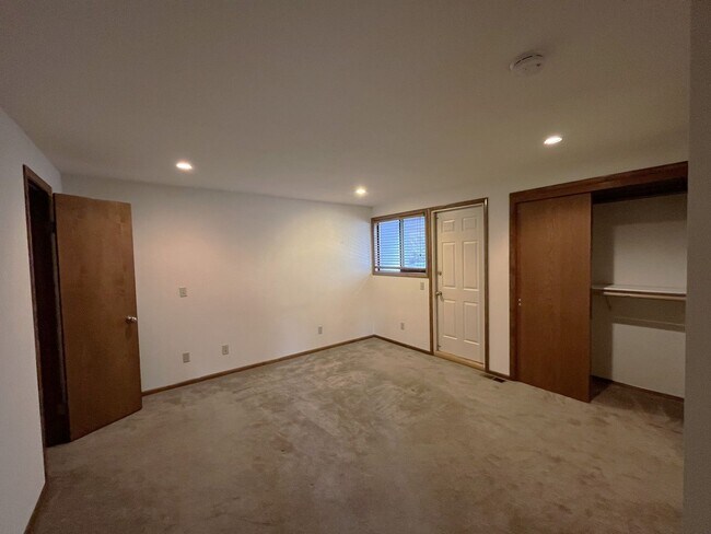 Building Photo - 180 Degree View of Bellingham Bay - Water/Sewer and Gas Included in Rent