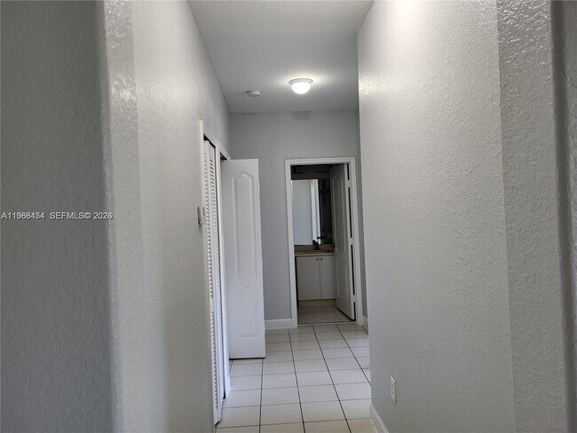 Building Photo - 1543 SE 25th St