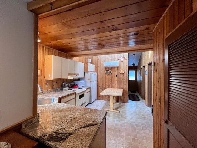 Building Photo - Fully Furnished Short Term Rental Right on...
