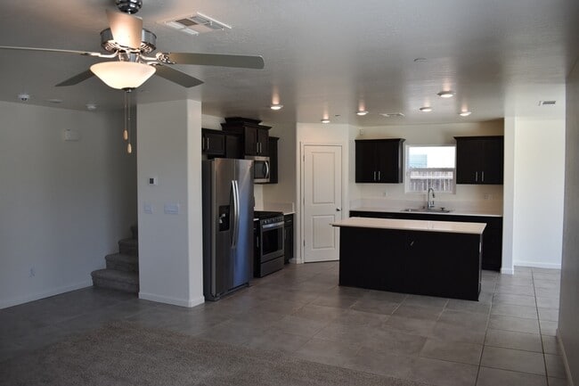 Building Photo - 698 Jessie Dr