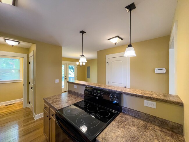 Building Photo - Charming Three-Bedroom Cottage in Oakley