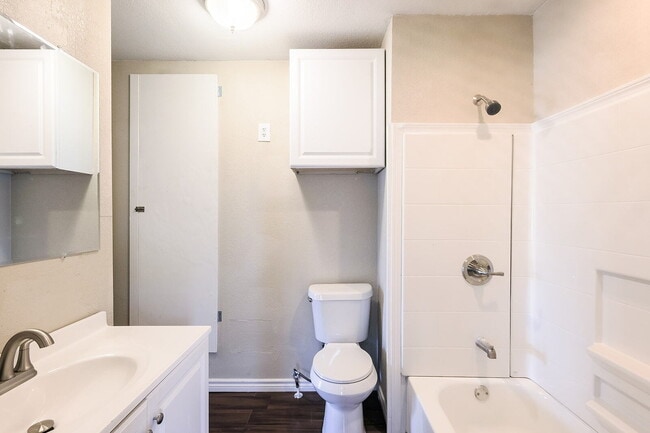 Building Photo - 3/2 with Bonus room!