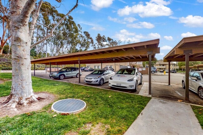 Building Photo - Great 2 Bedroom / 1 Bathroom Main-Level Un...