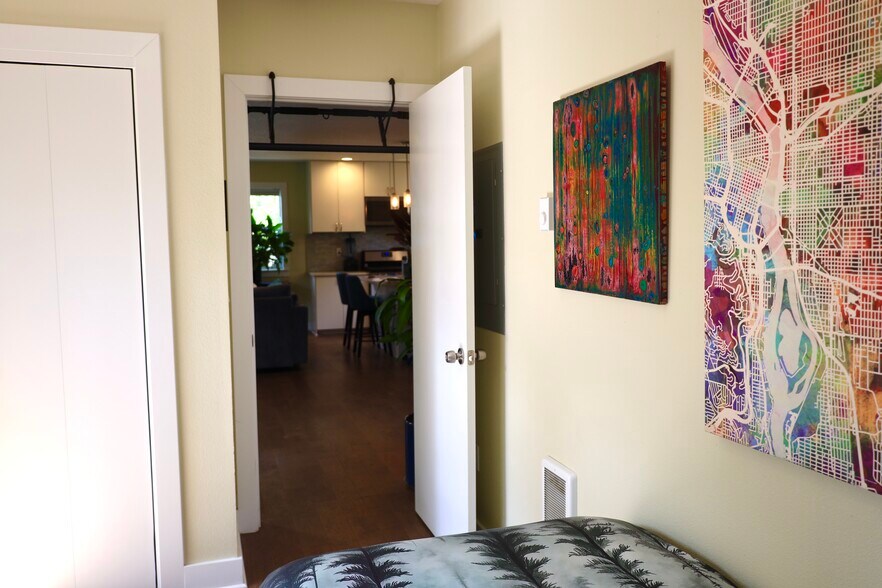 Building Photo - 712 SE 42nd Ave