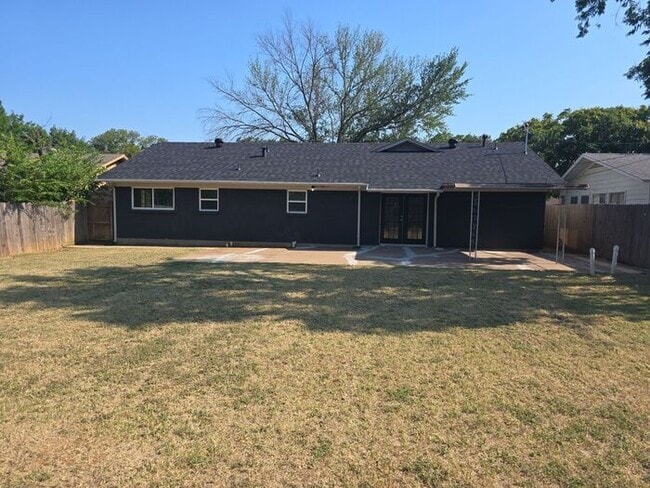 Building Photo - 202 Linda Ln
