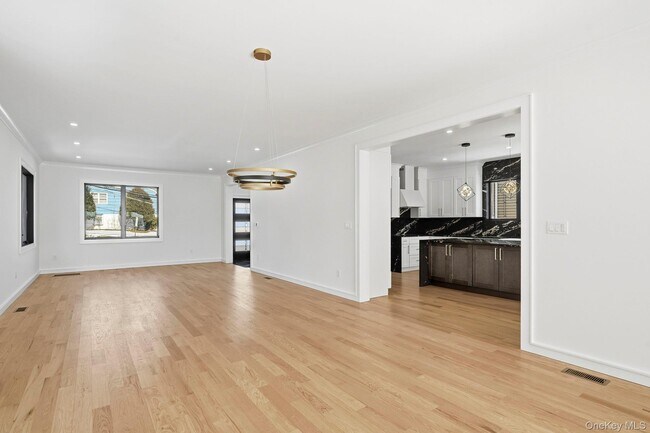 Building Photo - 31 Gedney Way