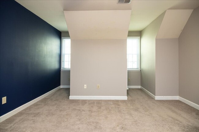 Building Photo - Spacious 4/3.5 in Highly Sought-After Buck...