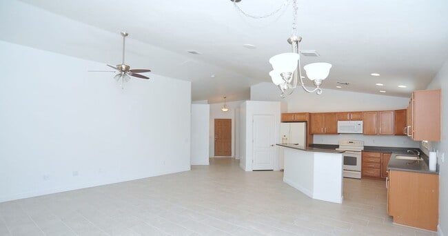 Building Photo - 3 bedroom 2 bathroom in Vail School District