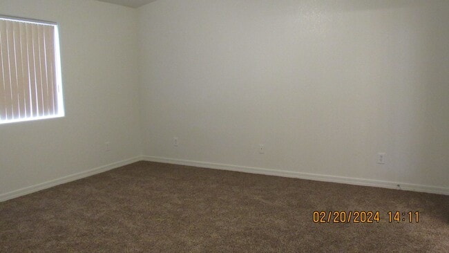 Building Photo - 3 bed 2 bath 2 car garage near high school