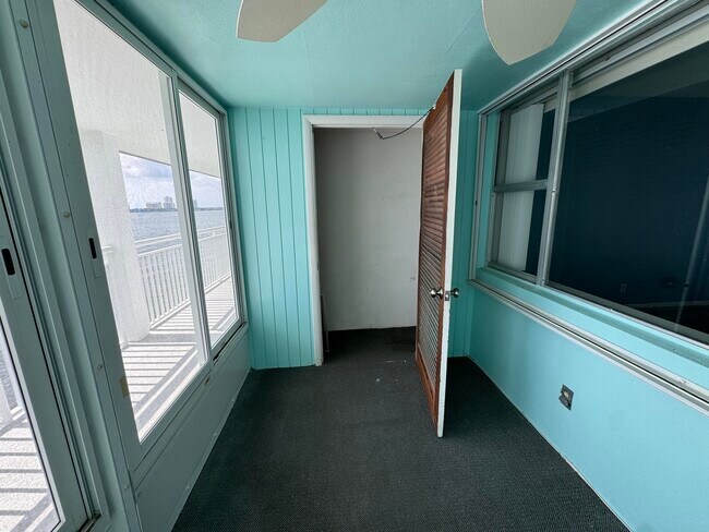Building Photo - 100 Shore Ct