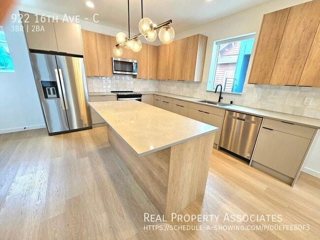 Building Photo - 922 16th Ave