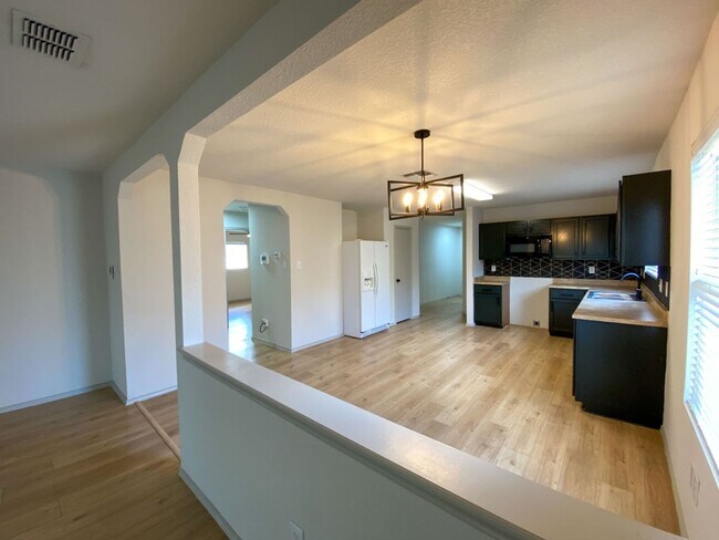 Building Photo - 1 STORY 3 BEDROOM WITH AN OFFICE AND 2 BATHROOM.