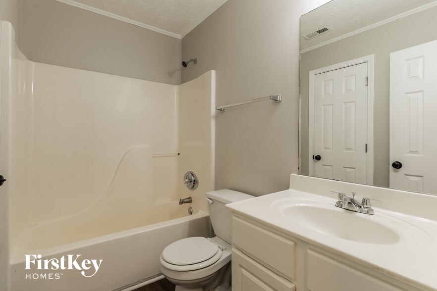 Building Photo - 571 Hilton Ave