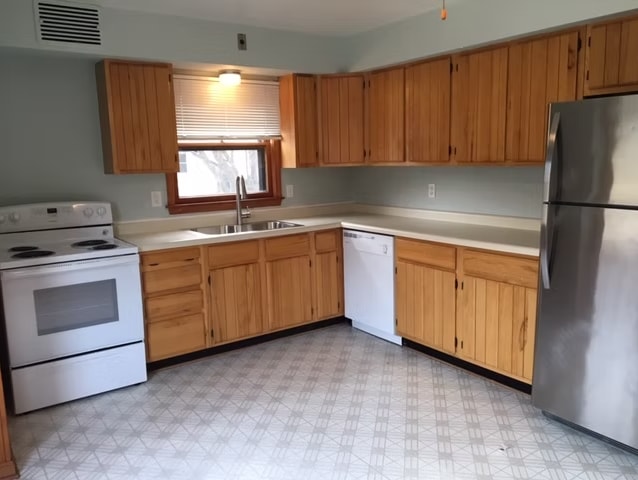 Kitchen - 3340 S Dayfield Ave