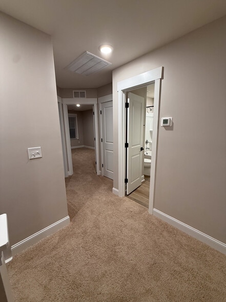 Building Photo - 147 Hyacinth Ln