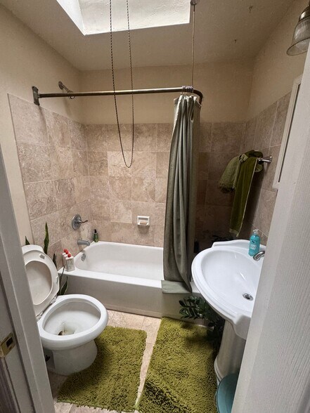 Building Photo - 160 Sumac St