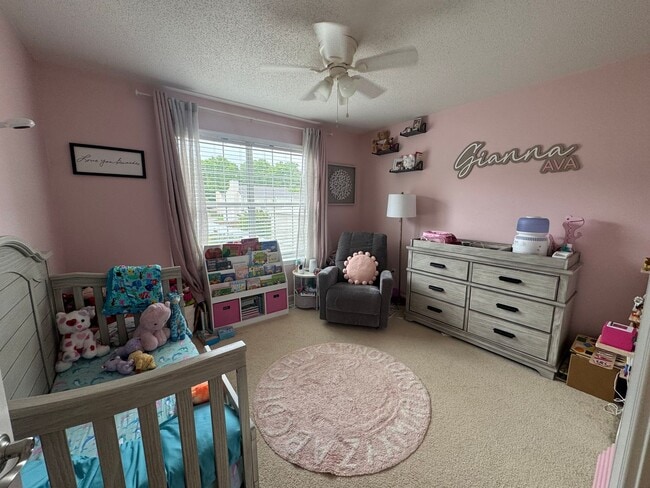 Building Photo - Spacious Three Bedroom Home
