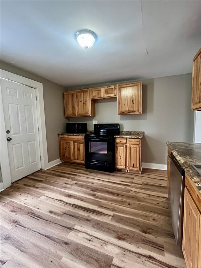 Building Photo - 114 E Main St