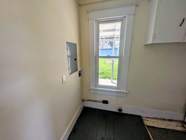 Building Photo - Remodeled 2-Bedroom, 1 Bath Home with Spacious Living Areas & Off-Street Parking