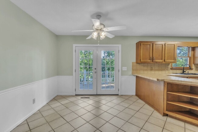 Building Photo - Spacious 4-Bed, 4-Bath Rental Home with Lake Views in Belle Terre Acres! ($2,225/mo rent***)