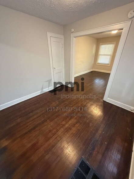 Building Photo - 943 N Drexel Ave