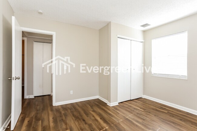 Building Photo - 9581 Aderdare Ave W