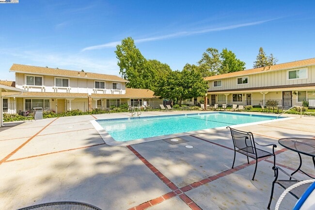 Building Photo - 544 La Copita Ct