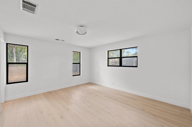 Building Photo - 302 Westlake Dr