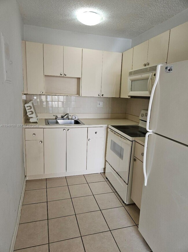 Building Photo - 4590 SW 67th Ave