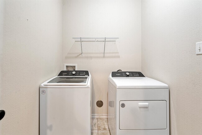 Building Photo - 103 Spike Run