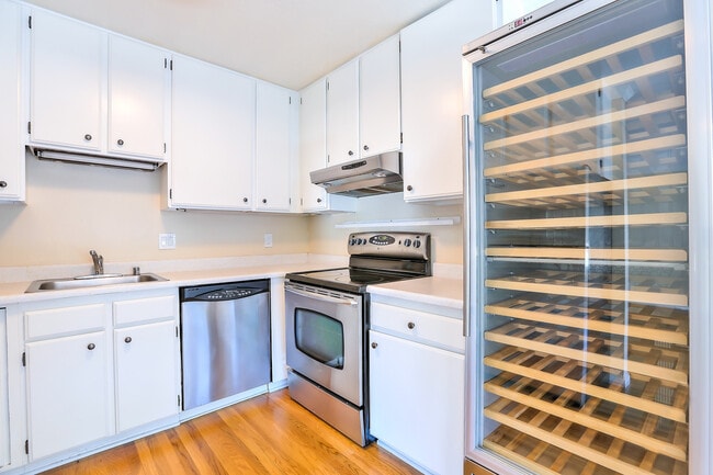 Building Photo - Spacious Two Bedroom Condo in Potrero Hill...