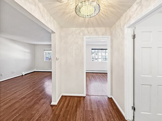 Building Photo - 6 Venice St