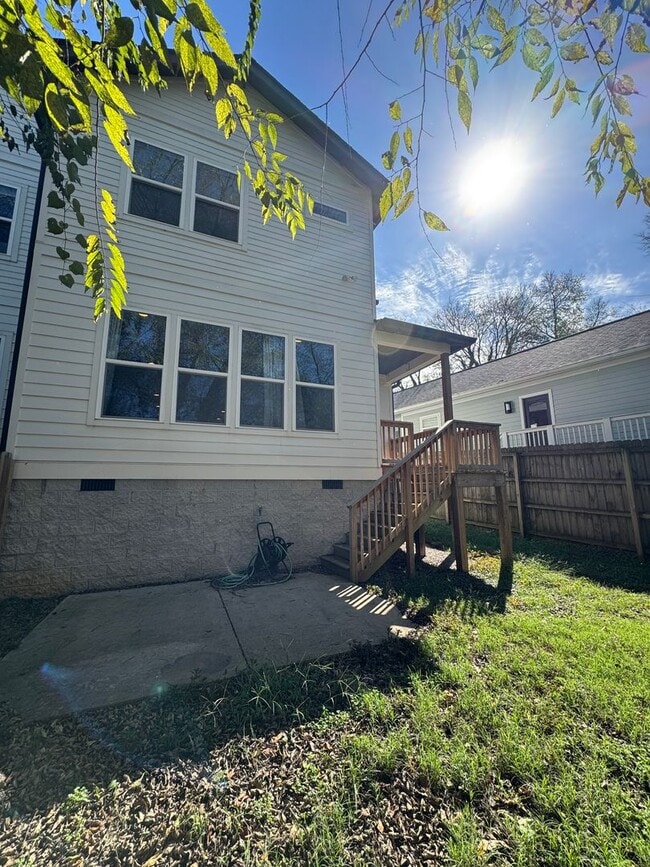 Building Photo - 3 bed. 2.5 bath in East Nashville ready fo...