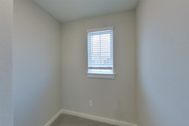 Building Photo - 9835 Willow Creek Commerce Dr