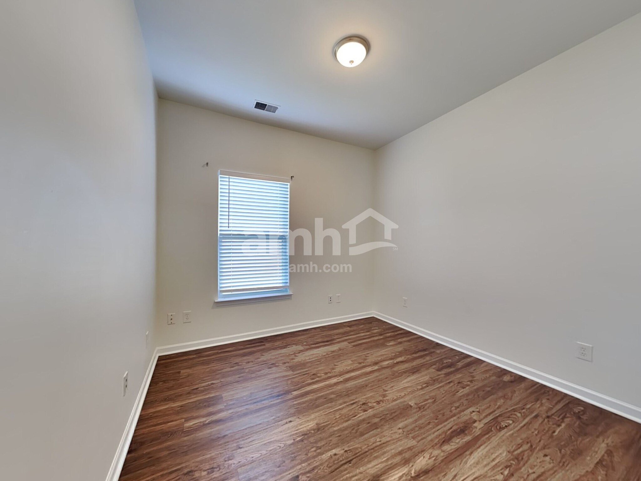 Building Photo - 110 Deerpath Trail