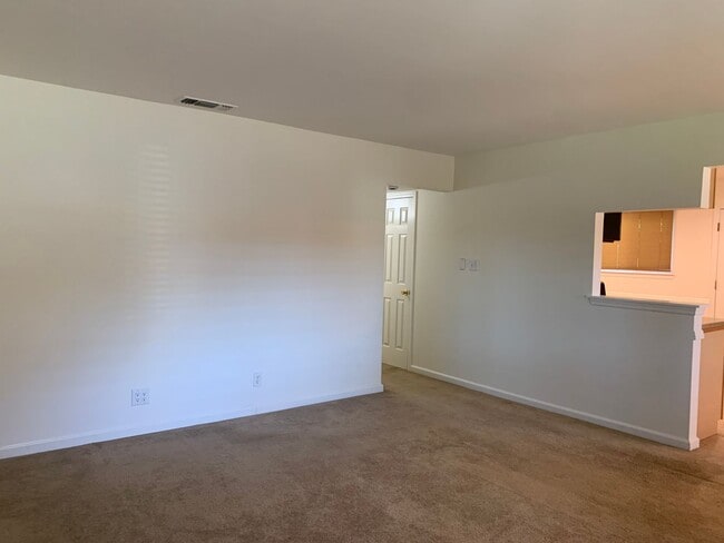 Building Photo - 3 bedroom 2 bath home with HUGE yard in Orangevale