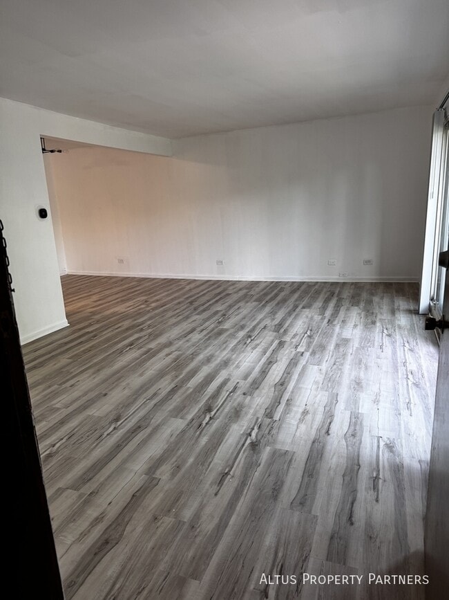 Building Photo - 504 Roberts Dr